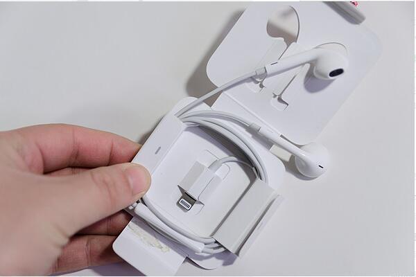 苹果8耳机如何绕回纸箱？